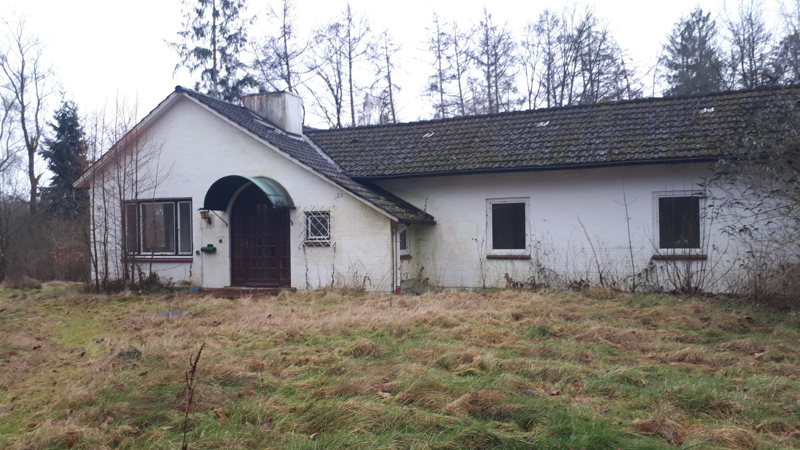 Ein leer stehendes, verlassenes Haus deutet auf unklare Verhältnisse einer Erbengemeinschaft hin